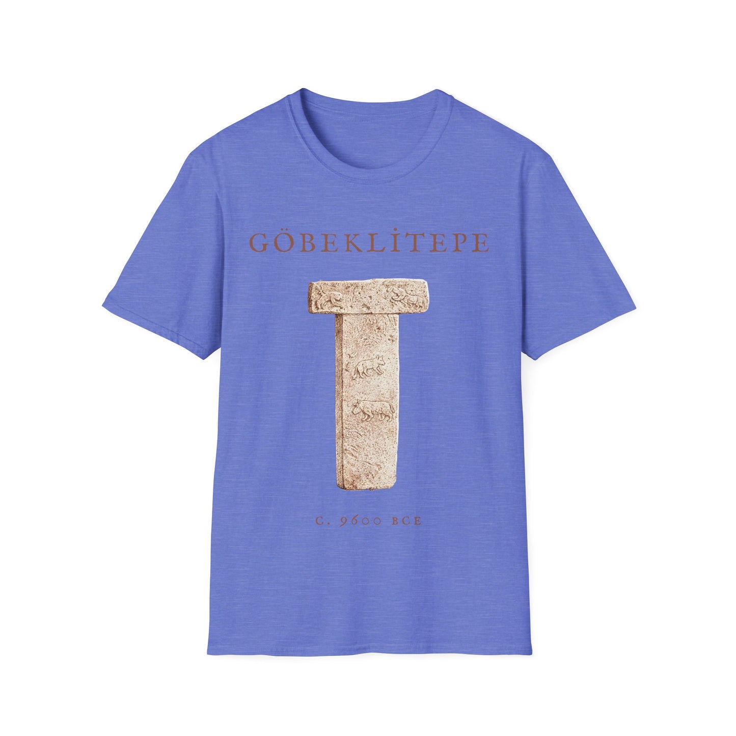 Göbeklitepe t-shirt design with a sepia T-shaped stone pillar featuring animal carvings, with text “GÖBEKLİTEPE” and “c. 9600 BCE” on a heather royal blue background