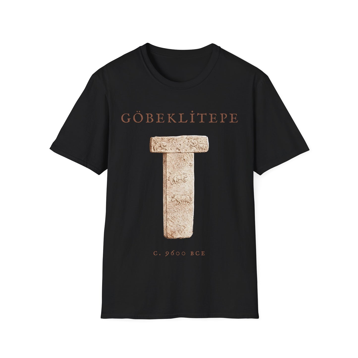 Göbeklitepe t-shirt design with a sepia T-shaped stone pillar featuring animal carvings, with text “GÖBEKLİTEPE” and “c. 9600 BCE” on a black background