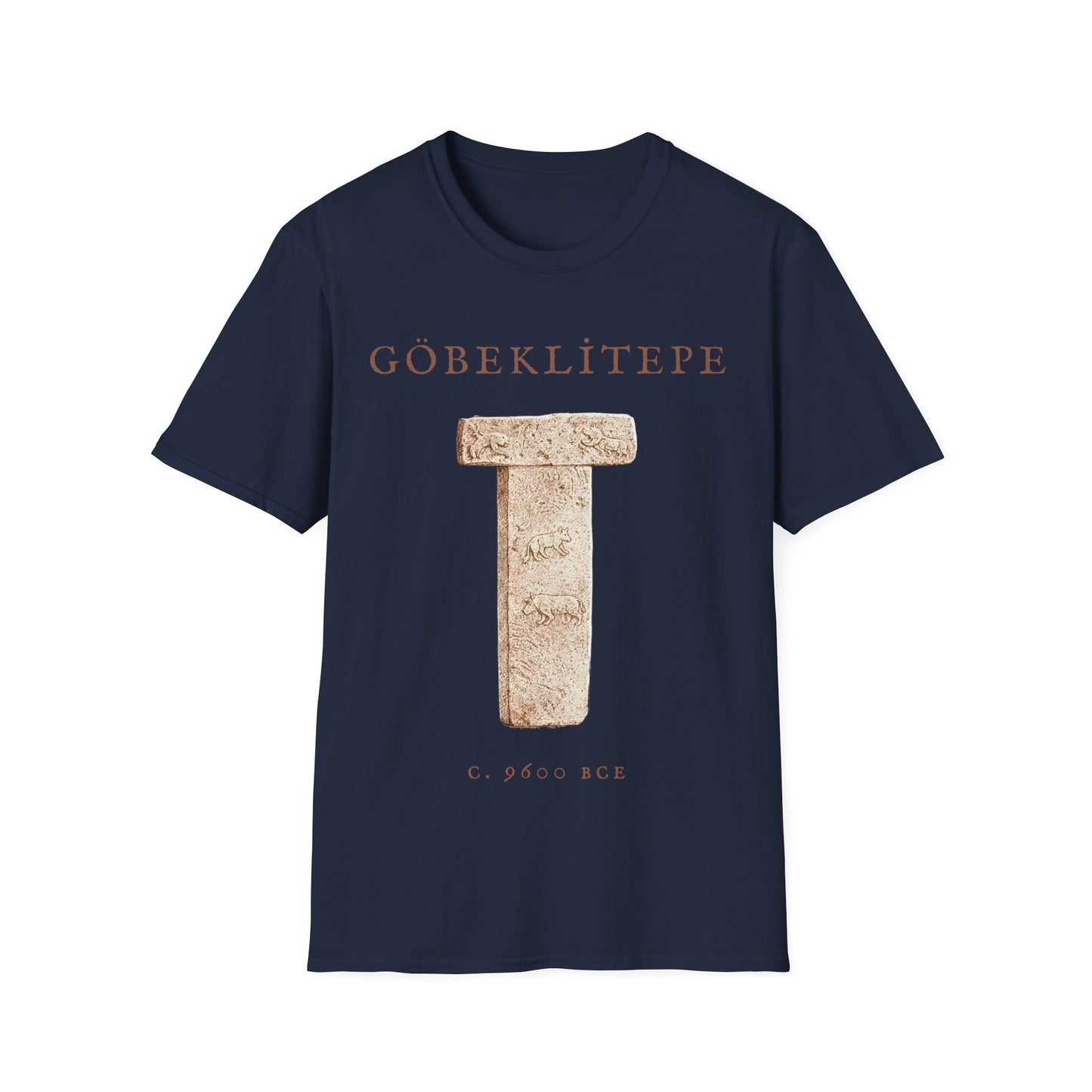 Göbeklitepe t-shirt design with a sepia T-shaped stone pillar featuring animal carvings, with text “GÖBEKLİTEPE” and “c. 9600 BCE” on a navy blue background