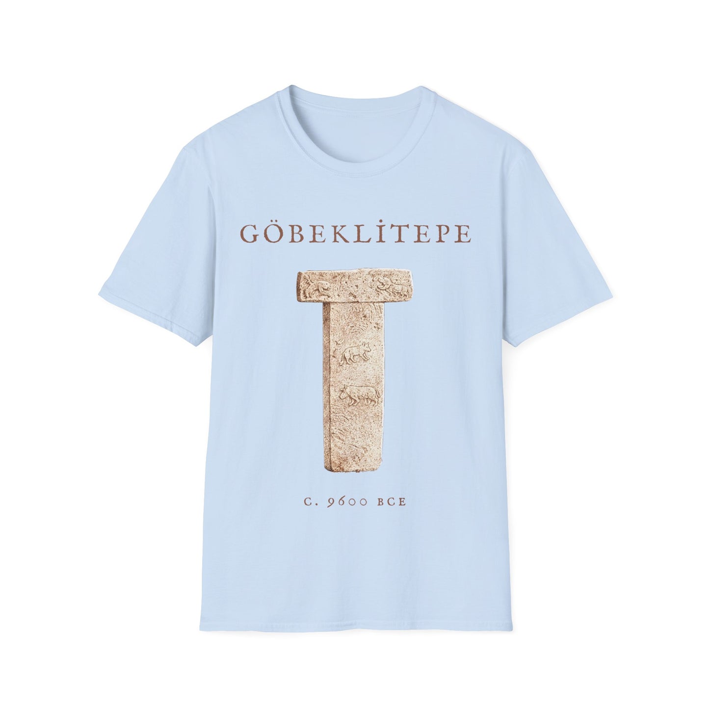 Göbeklitepe t-shirt design with a sepia T-shaped stone pillar featuring animal carvings, with text “GÖBEKLİTEPE” and “c. 9600 BCE” on a sky blue background