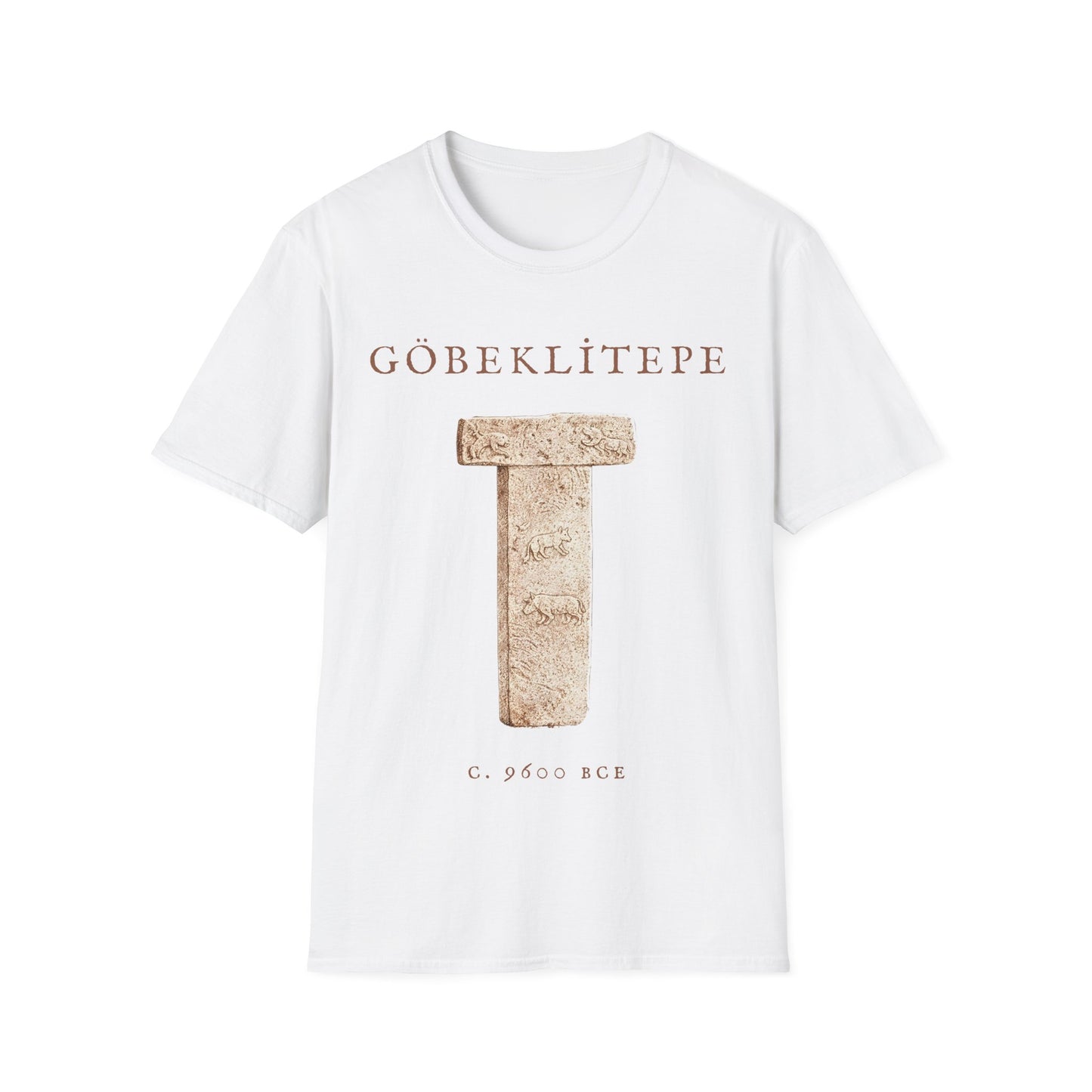 Göbeklitepe t-shirt design with a sepia T-shaped stone pillar featuring animal carvings, with text “GÖBEKLİTEPE” and “c. 9600 BCE” on a white background