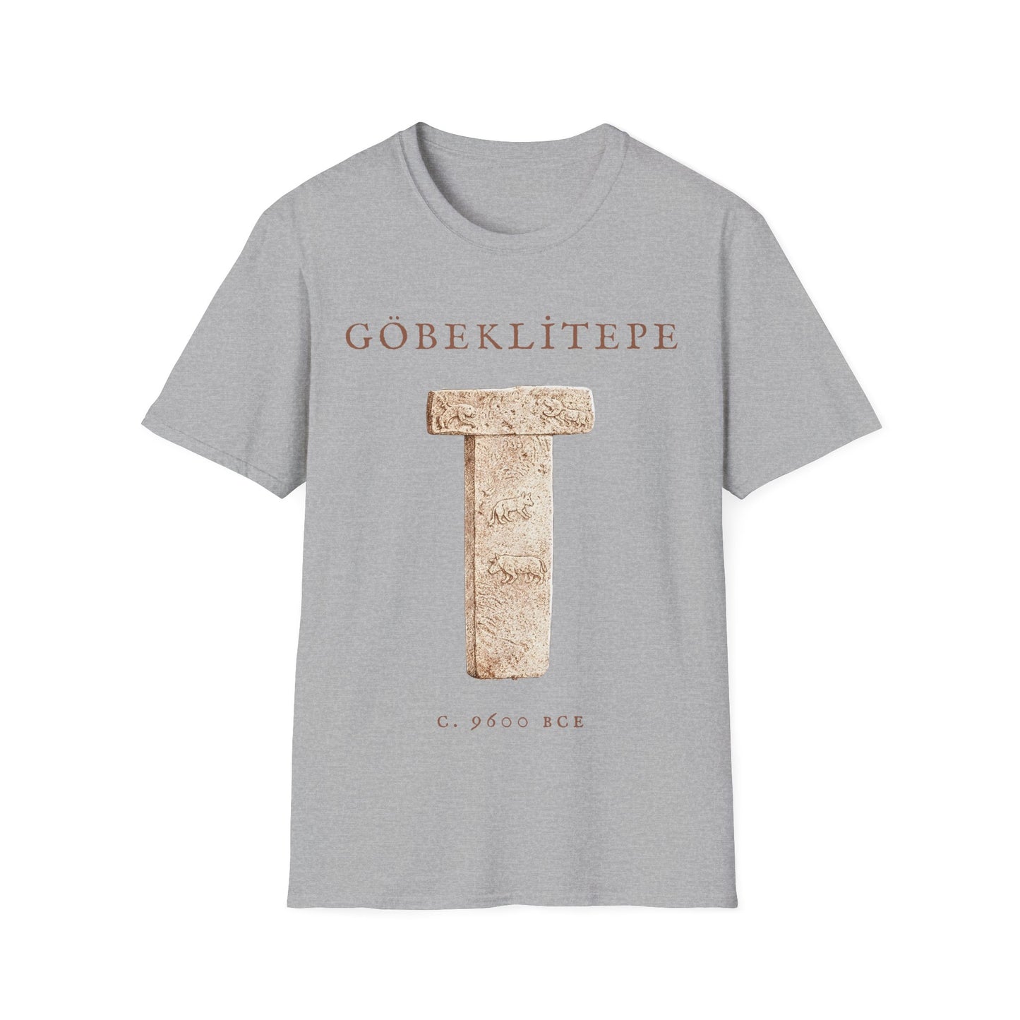 Göbeklitepe t-shirt design with a sepia T-shaped stone pillar featuring animal carvings, with text “GÖBEKLİTEPE” and “c. 9600 BCE” on a sport gray background